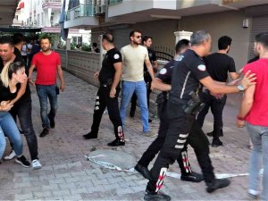 Yeğenlerini Ve Kardeşini Rehin Aldı, Linç Edilmekten Polis Kurtardı