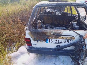 Yalova’da Direğe Çarpan Otomobil Alevlere Teslim Oldu: 2 Yaralı