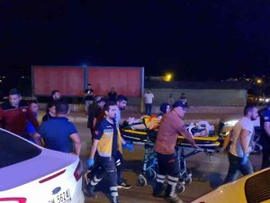 Kavşakta İki Otomobil Çarpıştı: 6 Yaralı