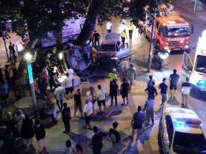Kavşakta Çarpışan Otomobiller Parka Devrildi