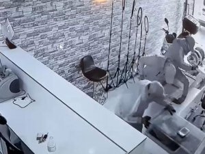 Başakşehir’de Kar Maskeli 5 Hırsız 700 Bin Tl’lik Soygun Yaptı