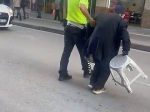Elazığ’da Polis, Trafiği Durdurup Yaşlı Adamı Yolun Karşısına Geçirdi