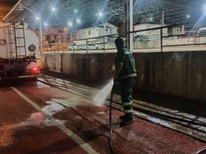 Gece Temizlik Timi, Sokakları Pırıl Pırıl Temizliyor