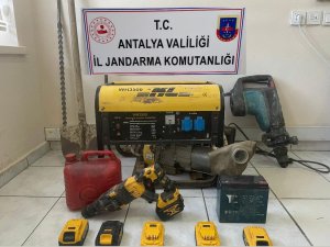 Antalya’da Kaçak Kazı Yapan Şahıslar Suçüstü Yakalandı