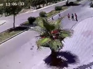 Köpeklerden Kaçan 2 Çocuğa Otomobil Çarptı