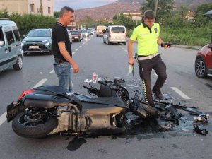 Otomobil İle Motosiklet Çarpıştı: 2 Yaralı