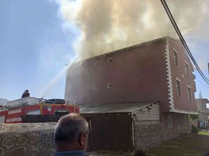 Köydeki Evin Çatısından Çıkan Yangın Korkuttu