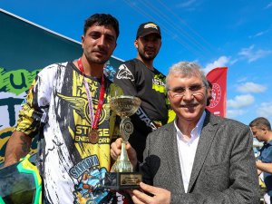 Kum Enduro Yarışları’nda Dereceye Girenler Ödüllerini Başkan Yüce’nin Elinden Aldı