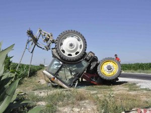 Devrilen Traktörün Altında Ezilmekten Kabin Sayesinde Kurtuldu