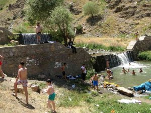 Muş’ta Sıcaktan Bunalan Çocuklar Eğlenceyi Çayda Serinlemekte Buldu