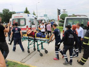 D-100’de 3 Araç Kazaya Karıştı: 10 Yaralı