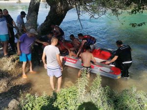 Manavgat Irmağı’nda Mahsur Kalan Vatandaşlar İtfaiye Ekiplerince Kurtarıldı