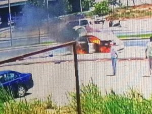 Seyir Halinde Alev Alan Otomobilden İnip Araç Yanarken Bagajdaki Valizleri Kurtarmanın Derdine Düştüler