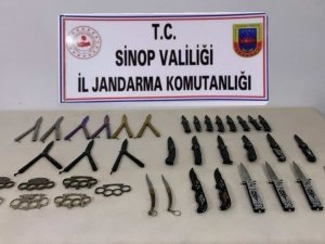 Sinop’ta Bir Şahıstan Çok Sayıda Yasaklı Bıçak Ele Geçirildi