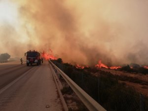 İ̇zmir-çeşme Otoyolu Yangın Nedeniyle Trafiğe Kapandı