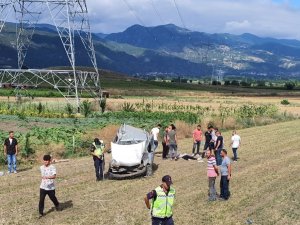 Tokat’ta Hafif Ticari Araç Tarlaya Devrildi: 5 Yaralı