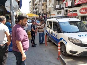 Taciz Ettiği Kadının Yakınları Tarafından Darp Edilen Şahsı Linçten Polis Kurtardı