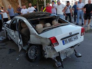 Minibüs Otomobile Çarptı, 2 Kişi Yaralandı: Kaza Anı Kamerada