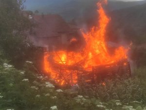 Ahşap Ev Alevlere Teslim Oldu, Anne Ve Oğlu Son Anda Kurtuldu