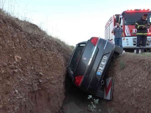 Otomobil Şarampole Devrildi, Sürücü Kazayı Yara Almadan Atlattı