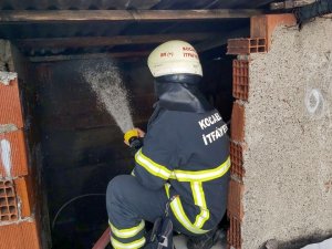 Çatıda Patlatılan Torpil Ve Havai Fişek Yangın Çıkardı