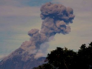 Guatemala’daki Fuego Yanardağı Kül Ve Duman Püskürttü