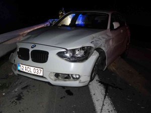 Tem’de Otomobil Bariyerlere Çarptı