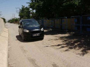 Gevaş İ̇lçe Emniyet Amirliği Önündeki Yol 6 Yıl Aradan Sonra Tekrar Ulaşıma Açıldı