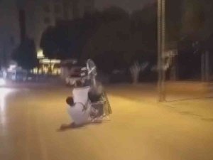 Motosiklet Sürücüsünün Tehlikeli Gösterisi Yarım Kaldı