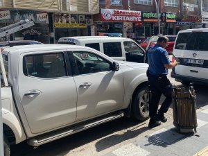 Seyir Halindeki Araca Baltayla Saldırdı