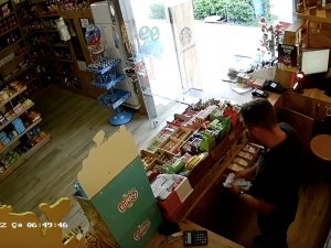 Marketin Boş Kaldığı Dakikaları Boş Geçmedi Kendi İş Yeri Gibi Kasayı Boşaltıp Gitti