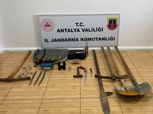 Kaçak Kazı Yapmaya Hazırlanırken Devriye Gezen Jandarmaya Yakalandılar