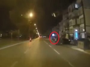 Otomobile Çarpıp Havada Taklalar Atan Motosiklet Sürücüsünün İnanılmaz Kurtuluşu