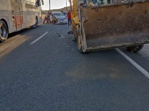 Elazığ’da Ters Yöne Giren İş Makinesi Otomobile Çarptı: 3 Yaralı