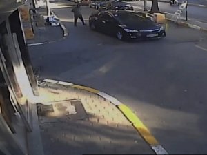 İ̇stanbul’da Dehşet Anları Kamerada: Otomobille Birini Ezmeye Çalışırken İşyerine Daldı