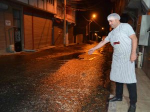 İ̇çme Suyu Borusundaki Patlak Yolu Göle Çevirdi