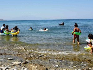 Bayram Tatili Van Gölü Sahilindeki Esnafı Sevindirdi
