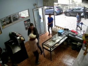 İ̇stanbul’da “Yan Bakma” Kavgası Kamerada