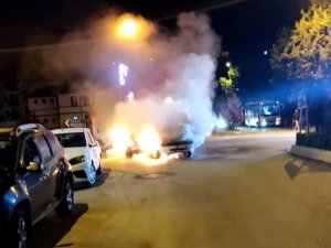 Seyir Halindeki Otomobil Alev Alev Yandı