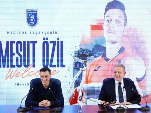 Mesut Özil, Başakşehir’e Resmi İmzayı Attı