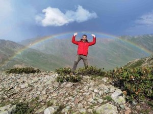 Artvin’de Doğa Tutkunları 3 Bin 200 Rakımda Buzul Gölüne Girdiler