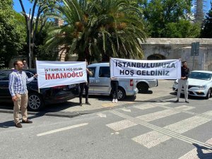 Sel Felaketinde Tatilde Olan İ̇mamoğlu’na Pankartlı Tepki