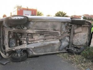 Edirne’de Tırın Sıkıştırdığı Otomobil Takla Attı: 3 Yaralı