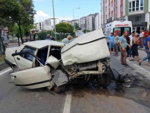 Parçalanan Otomobilden Sağ Çıktı: Kaza Anı Kamerada