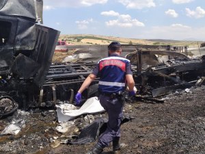 Antalya’da Tır Ve Kamyon Çarpıştı: 3 Ölü, 1 Yaralı
