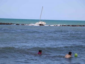 Yelkenli Tekne Dalgakırana Çarptı, 3 Kişi Ölümden Döndü