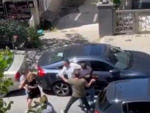 Maltepe’de Kadın İle Erkek Sürücü Arasındaki Yol Verme Tartışması Kamerada