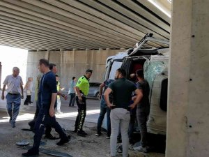 Damperi Açık Kalan Kamyon Köprüye Çarpıp Devrildi; Sürücüsü Böyle Kurtarıldı