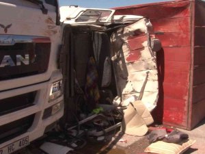 Tuzla’da Devrilen Kamyon Tıra Çarptı: 1 Yaralı
