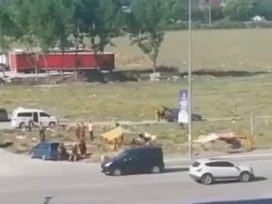 Bursa’da Konar Göçer Aileler Birbirine Girdi Yoldan Geçen Araçları Taşladılar